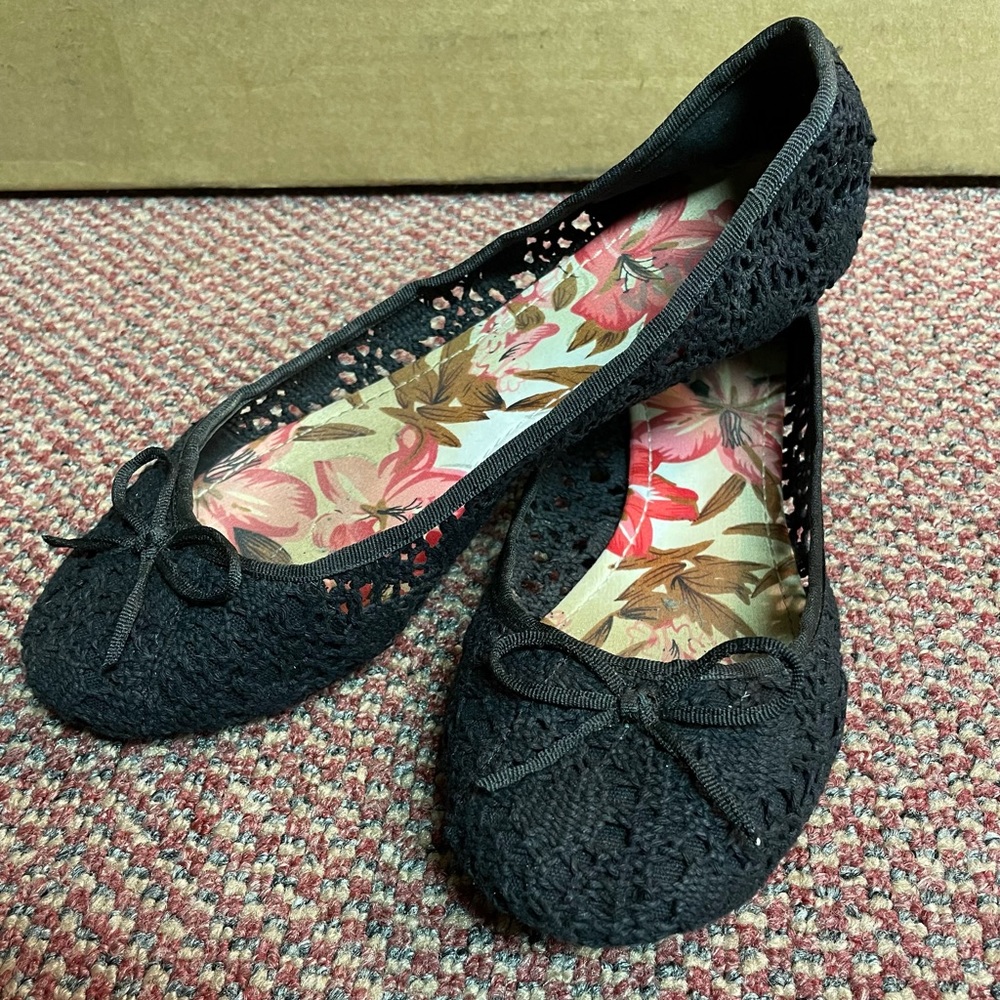 Black lace flats size 8.5